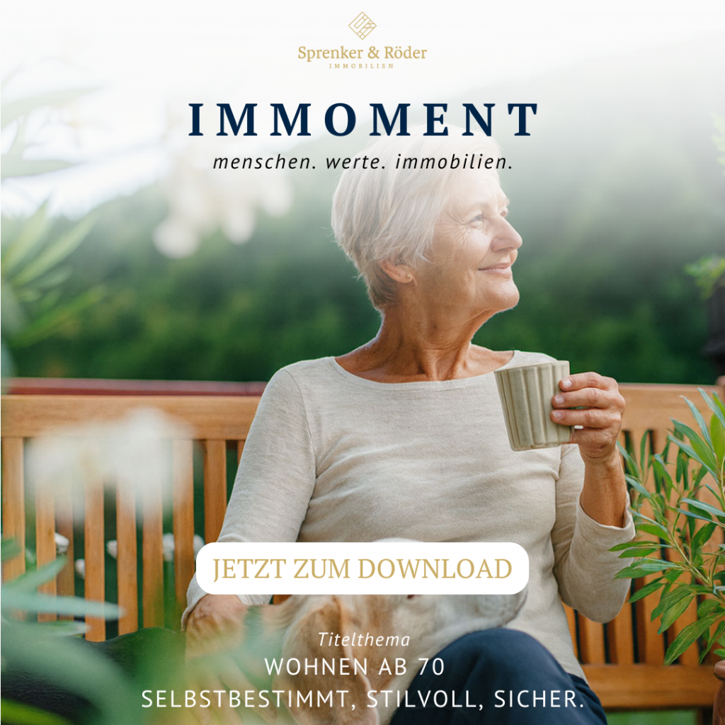 Seniorin auf Bank mit Kaffeetasse; Hundekopf auf dem Schoß, Gartenhintergrund