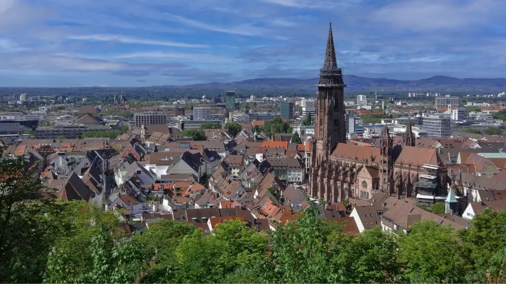 Aussicht vom Freiburger Schlossberg über die Stadt Freiburg im Breisgau – Panorama zu Immobilien, Wohnen und Lebensqualität in der Region.