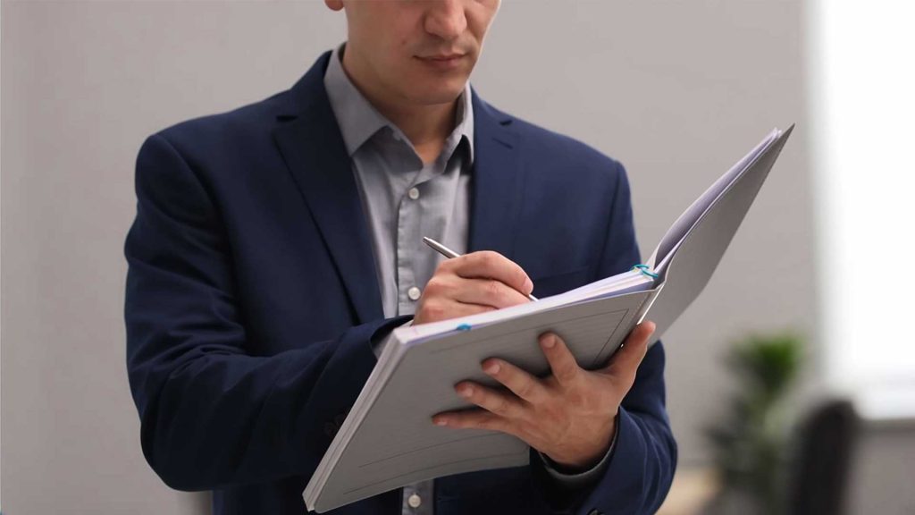 Student schreibt Notizen während eines Praktikums in der Immobilienbewertung