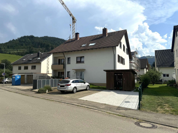 Vermietete Dachgeschosswohnung mit großem Balkon in sehr gepflegtem Zustand, 79256 Buchenbach, Dachgeschosswohnung