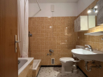 Badezimmer - Leerstehende 2-Zimmer-Wohnung im Dachgeschoss mit Garagenstellplatz