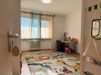 Kinderzimmer - Vermietete Eigentumswohnung im 1.OG mit großem Balkon und KFZ-Stellplatz im Freien