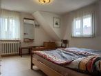 Schlafzimmer im DG - Gepflegtes Einfamilienhaus mit Garten in zentraler Lage von Bad Krozingen