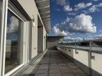 Terrasse vom Wohnzimmer - RESERVIERT: Neuwertige Attikawohnung mit Terrasse & zwei TG-Stellplätzen