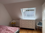 Schlafzimmer - Bezugsfreie 4-Zimmer-Maisonettewohnung mit zwei Stellplätzen in Freiburg-Günterstal