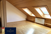 Dachgeschosswohnung mit KFZ-Stellplatz in schöner Lage - Wohn-/Esszimmer