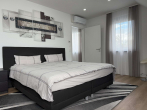 Schlafzimmer - Modernes Einfamilienhaus mit Außenpool in idyllischer Ortsrandlage