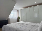 Schlafzimmer - Modernes Einfamilienhaus mit Außenpool in idyllischer Ortsrandlage