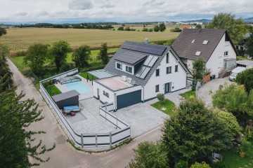 Modernes Einfamilienhaus mit Außenpool in idyllischer Ortsrandlage, 79206 Breisach, Einfamilienhaus