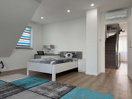 Schlafzimmer - Modernes Einfamilienhaus mit Außenpool in idyllischer Ortsrandlage