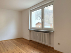 Zimmer - Bezugsfreie 3-Zimmer-Wohnung im Hochparterre mit großem Balkon und Stellplatz im Freien