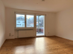 Wohnzimmer - Bezugsfreie 3-Zimmer-Wohnung im Hochparterre mit großem Balkon und Stellplatz im Freien