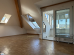 Wohnzimmer - Bezugsfrei: Renovierungsbedürftige 3,5-Zimmer-Dachgeschosswohnung mit Loggia & TG-Stellplatz
