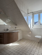 Badezimmer 1 - Bezugsfrei: Renovierungsbedürftige 3,5-Zimmer-Dachgeschosswohnung mit Loggia & TG-Stellplatz