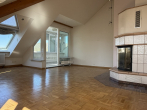 Wohnzimmer - Bezugsfrei: Renovierungsbedürftige 3,5-Zimmer-Dachgeschosswohnung mit Loggia & TG-Stellplatz