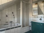 Badezimmer 2 - Bezugsfrei: Renovierungsbedürftige 3,5-Zimmer-Dachgeschosswohnung mit Loggia & TG-Stellplatz