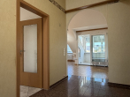 Flur - Bezugsfrei: Renovierungsbedürftige 3,5-Zimmer-Dachgeschosswohnung mit Loggia & TG-Stellplatz
