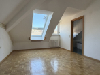 Schlafzimmer 2 - Bezugsfrei: Renovierungsbedürftige 3,5-Zimmer-Dachgeschosswohnung mit Loggia & TG-Stellplatz