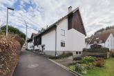 Außenansicht von Straße - Leerstehende und sofort bezugsfreie 4-Zimmer-Maisonettewohnung im Dachgeschoss