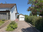 Einfahrt_Garage - RESERVIERT: Freistehendes Einfamilienhaus mit Garage in ruhiger Wohngegend