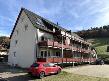 Vermietete 2-Zimmer-Wohnung im 1.DG mit großem Balkon und KFZ-Stellplatz im Freien, 79256 Buchenbach / Wagensteig, Dachgeschosswohnung
