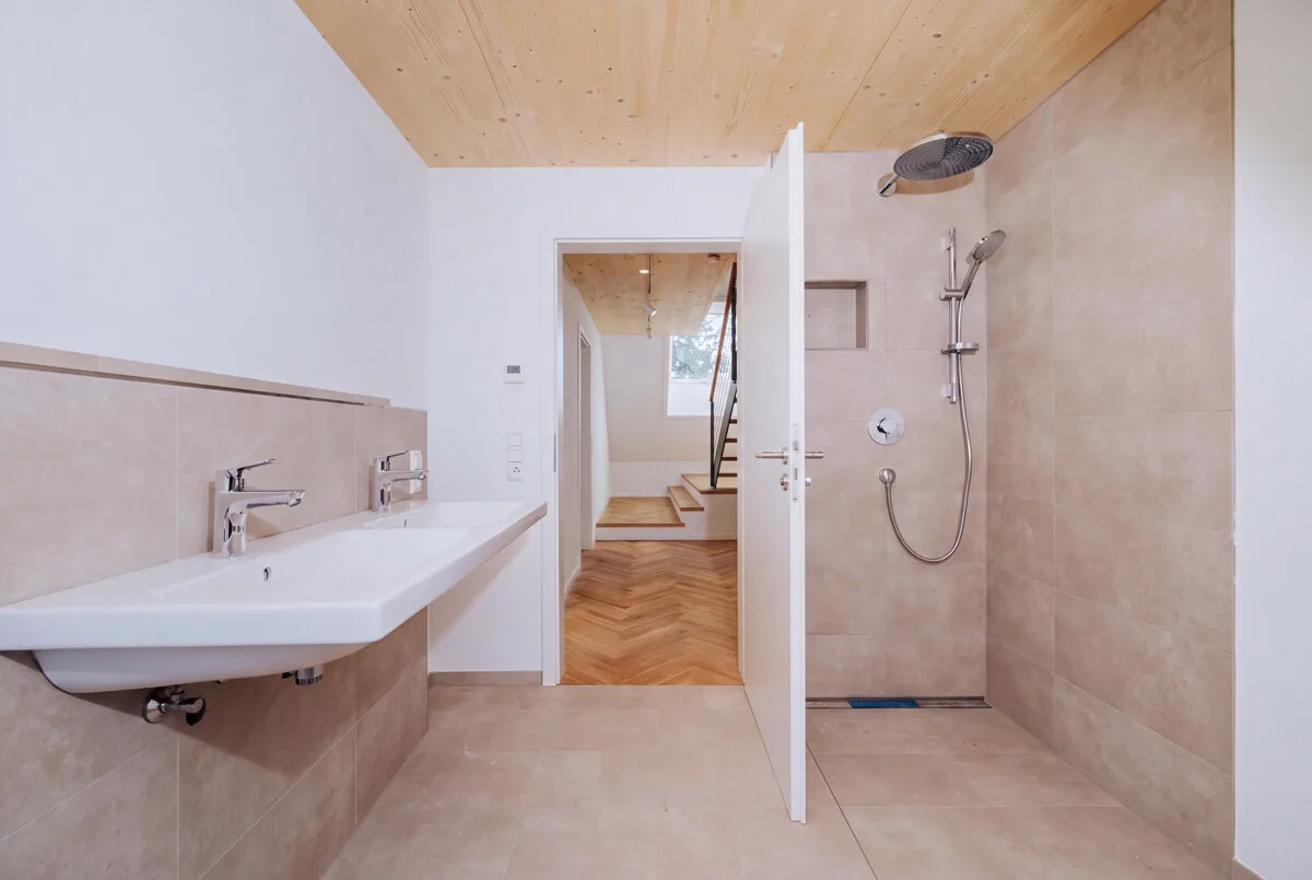 Badezimmer im 1. DG
