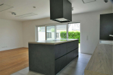 Neuwertige Doppelhauhälfte mit PV-Anlage, Garage & Garten - Blick von Küche in Wohnbereich