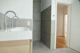 Neuwertige Doppelhauhälfte mit PV-Anlage, Garage & Garten - Badezimmer OG mit Blick zur Du