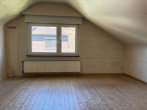 Zimmer im Dachgeschoss - Bezugsfreies Einfamilienhaus mit großer Terrasse, Garage und schönem Garten