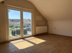 Zimmer im Dachgeschoss - Bezugsfreies Einfamilienhaus mit großer Terrasse, Garage und schönem Garten