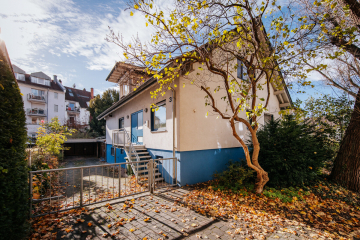 Freistehendes Einfamilienhaus mit Entwicklungsmöglichkeiten in Freiburg-Haslach, 79115 Freiburg im Breisgau, Zweifamilienhaus