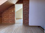 Zimmer im Dachgeschoss - Bezugsfreies Einfamilienhaus mit großer Terrasse, Garage und schönem Garten