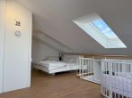 Schlafzi_obere_Ebene_2 - Maisonettewohnung im Dachgeschoss mit exklusivem Vogesen- und Hochburg-Blick