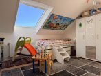 Kinderzimmer - Bezugsfreie 3-Zimmer-Dachgeschosswohnung mit Balkon und Garage in Waldkirch-Buchholz