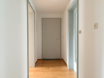 Flur - Leerstehende 2-Zimmer-Wohnung mit großem Balkon und Stellplatz im Freien