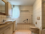 Badezimmer - Bezugsfreie 4,5-Zimmer-Wohnung mit Loggia und Tiefgaragenstellplatz in ruhiger Lage