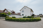 Außenansicht von Kreuzung - Leerstehendes Zweifamilienhaus mit Sanierungsbedarf in Randlage von Schallstadt