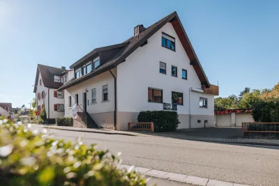 Leerstehendes Dreifamilienhaus mit verschiedenen Nutzungsmöglichkeiten in Bollschweil, 79283 Bollschweil, Mehrfamilienhaus zum Kauf