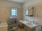 Badezimmer - Charmantes Einfamilienhaus mit moderner Einliegerwohnung in beliebter Lage von Lörrach-Tumringen